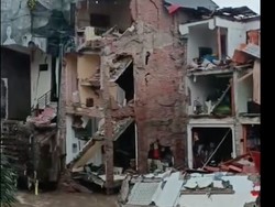 Rumah di Bantaran Tukad Badung Roboh Diterjang Banjir, 3 Orang Hanyut