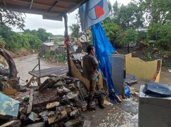 Rumah Warga Kampung Jawa Denpasar Tersapu Luapan Air Tukad Badung