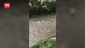 VIDEO: Detik-detik Menkeu Nepal Dikejar Massa hingga Terjun ke Sungai