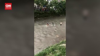 VIDEO: Detik-detik Menkeu Nepal Dikejar Massa hingga Terjun ke Sungai
