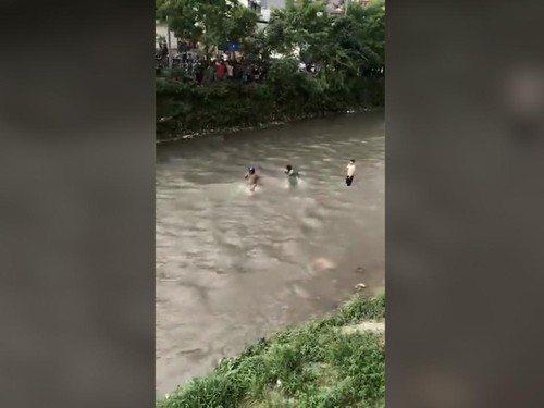 VIDEO: Detik-detik Menkeu Nepal Dikejar Massa hingga Terjun ke Sungai