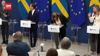 VIDEO: Menkes Baru Swedia Ambruk saat Jumpa Pers Perdana