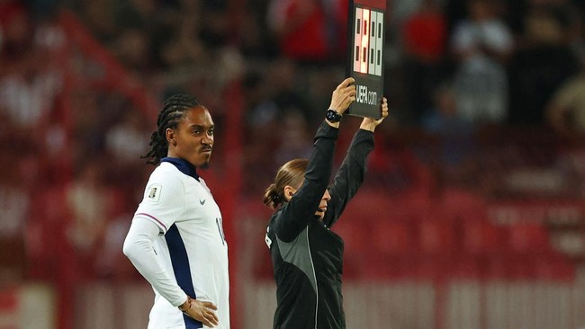 Sejarah Tercipta, Djed Spence Muslim Pertama Bela Timnas Inggris Djed Spence mencetak sejarah sebagai pemain muslim pertama nan bermain untuk timnas Inggris saat mengalahkan Serbia 5-0 di Kualifikasi Piala Dunia 2026.