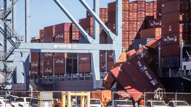 Sebanyak 67 kontainer jatuh dari atas kapal kargo yang tengah bersandar di pelabuhan di California selatan.
