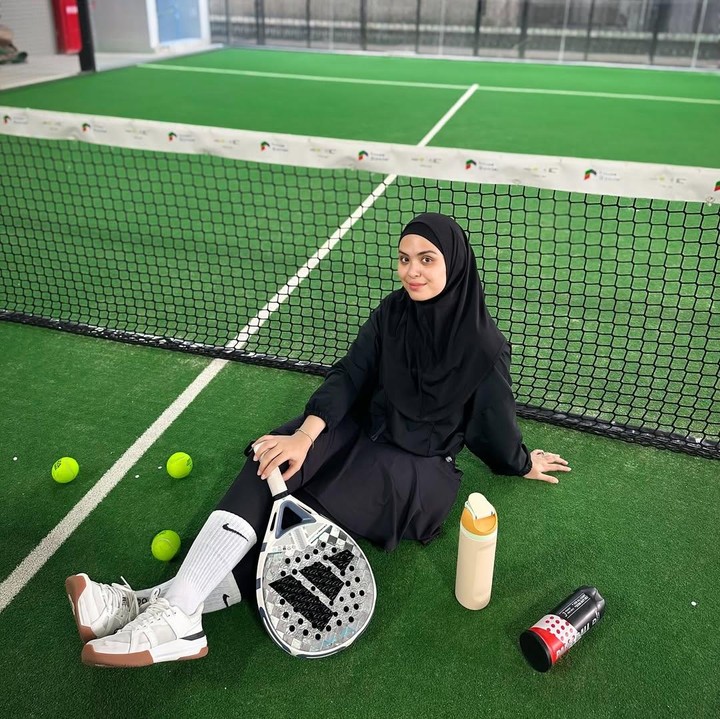 <p>Lantaran saat itu belum mengenal tentang olahraga padel, Vebby dan suami akhirnya mengeluarkan biaya untuk latihan bersama <em>coach</em> pribadi. &ldquo;Terus aku enggak tahu itu padel apaan segala macam. Akhirnya kita <em>coaching</em> tuh benar-benar kayak seminggu berapa kali ditambah <em>coaching-</em>nya juga mahal banget. Jadi, itu cuman bulan pertama doang,&rdquo; ungkapnya.&nbsp;(Foto: Instagram@vebbypalwinta)</p>