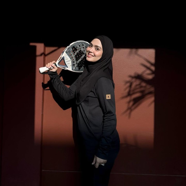 <p>Olahraga padel belakangan ini tengah menjadi tren di kalangan masyarakat Indonesia. Bahkan, sejumlah artis pun turut membagikan momen ketika latihan padel. Salah satunya adalah Vebby Palwinta. (Foto: Instagram@vebbypalwinta)</p>