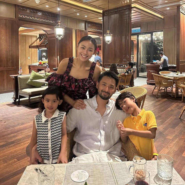 <p>Kebahagiaan pasangan ini juga bertambah dengan kehadiran dua anak yang bernama Nik Zain Ibrahim dan Nik Siti Amilie. Mereka pun seringkali memperlihatkan keharmonisan di hadapan publik.&nbsp;(Foto: Instagram@whulandary)</p>