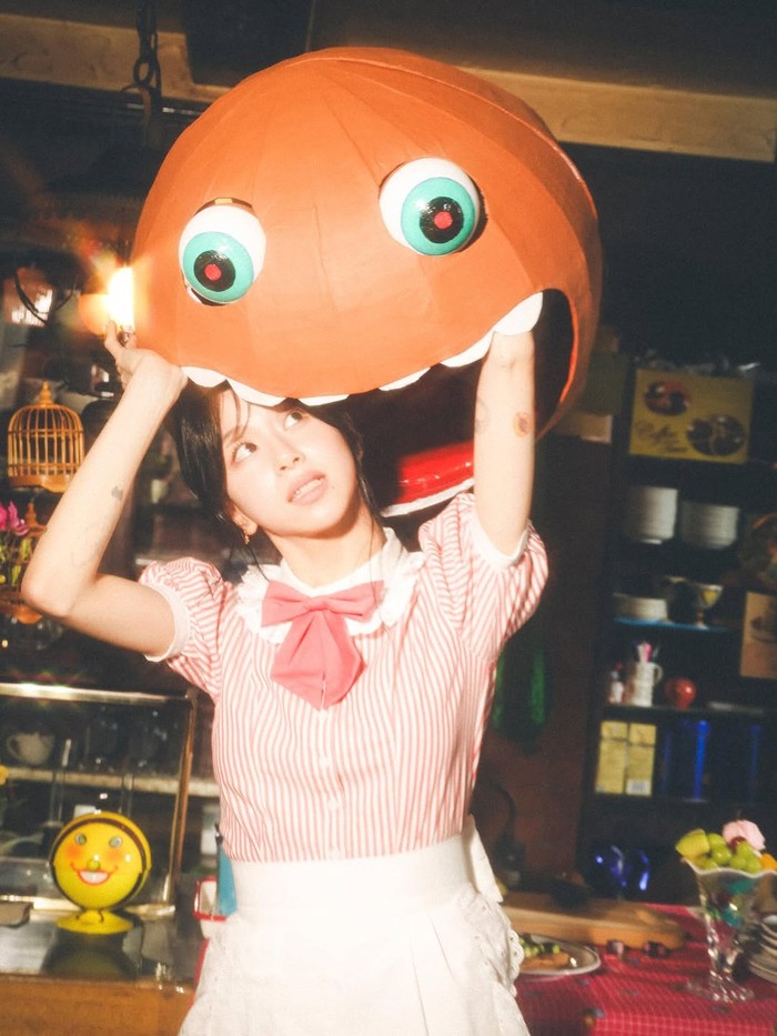 Album 'Lil Fantasy Vol. 1' berisikan 10 lagu beragam genre yang memamerkan vokal lembut Chaeyoung. Di dalam album ini, sang idol juga menggaet beberapa musisi diantaranya Gliico, Sumin, dan Jibin Y2K92 sebagai rekan duet./ Foto: instagram.com/twicetagram