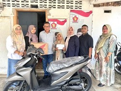 Andre Rosiade Serahkan Hadiah 1 Unit Motor ke Guru TK di Langki Sijunjung