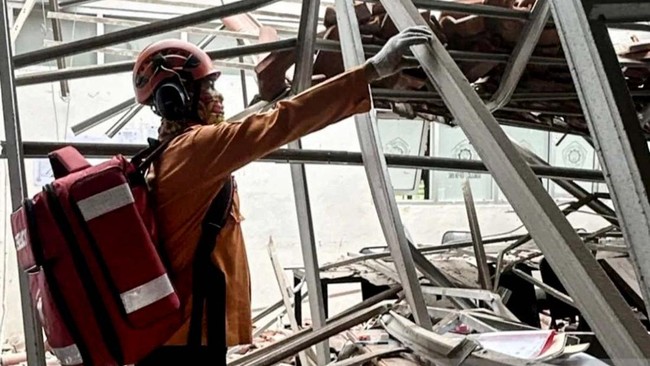 Atap teras Kantor Pemerintahan Terpadu (KPT) Brebes roboh saat tengah dilakukan perbaikan. Tiga pekerja mengalami luka karena tertimpa puing teras.