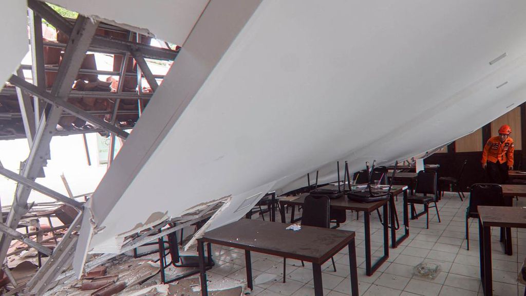 Hujan Badai di Tangerang: Atap Sekolah Ambruk hingga Pohon Tumbang