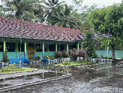 Siswa Belajar di Sekolah Buntut Jembatan Ambrol Diterjang Lahar Semeru