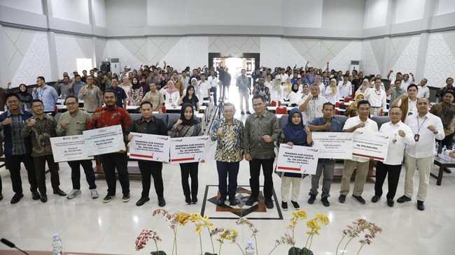 Pemerintah percepat swasembada gula dengan roadmap hingga 2028, siapkan KUR khusus tebu dan perbaikan sistem distribusi diharapkan tingkatkan hasil petani.