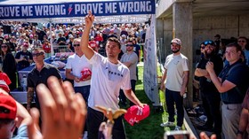 Siapa Charlie Kirk Influencer Loyalis Trump yang Tewas Ditembak?