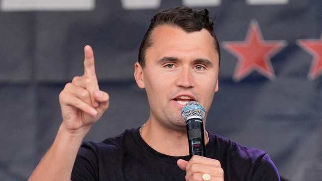 Sejumlah petunjuk mengarah ke orang yang diduga jadi pelaku penembakan pendukung Presiden AS Donald Trump, Charlie Kirk, hingga tewas