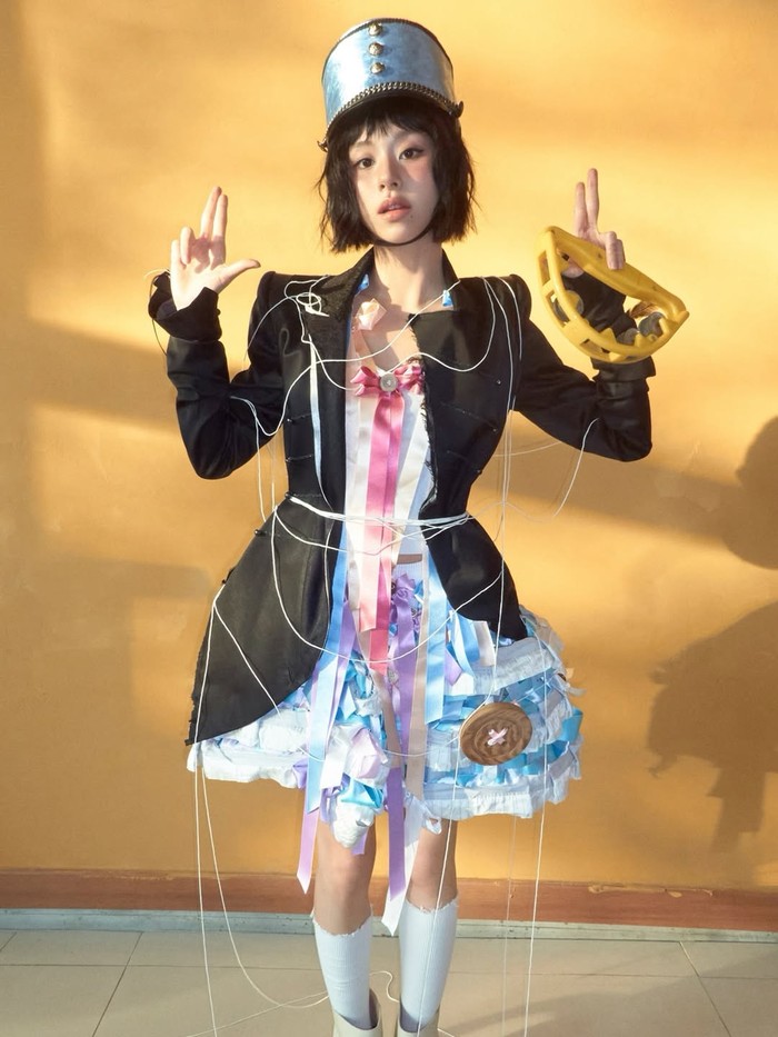 Di sisi lain, lagu utama 'SHOOT (Firecracker)' menunjukkan dunia fantasi Chaeyoung yang lebih besar dan menjadikan sang idol untuk bertransformasi menjadi boneka penuh pesona menarik./ Foto: instagram.com/twicetagram