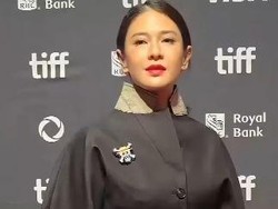 Video: Gaya Dian Sastro Pakai Pin One Piece di Festival Film Toronto