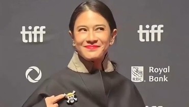 Tampil di Festival Film International, Pin One Piece Dian Sastro Disorot