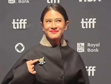 img-title Tampil di Festival Film International, Pin One Piece Dian Sastro Disorot