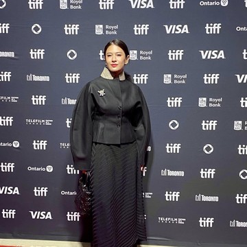 Dian Sastrowardoyo Pakai Outfit Serba Hitam dan Pin 'One Piece' di TIFF 2025
