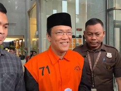 Eks Wamenaker Noel Pakai Peci saat Diperiksa KPK: Biar Lebih Keren