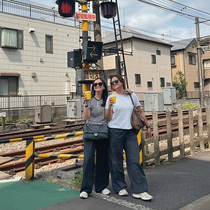 <p>Ersa belum lama ini terbang ke Jepang untuk mengantar sang putri yang akan mengikuti <em>exchange program</em>. Momen itu dibagikan langsung olehnya melalui beberapa foto yang diunggah di akun Instagram.&nbsp;(Foto: Instagram@ersamayori)</p>