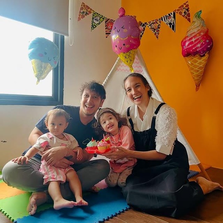 <p>Setelah menikah dengan Dimas Anggara pada tahun 2018, Nadine Chandrawinata kini sudah dikaruniai dua putri&nbsp;cantik yang diberi nama Nadi Djiwa Anggara dan Nadi Djala Anggara. (Foto: Instagram @nadinelist)</p>