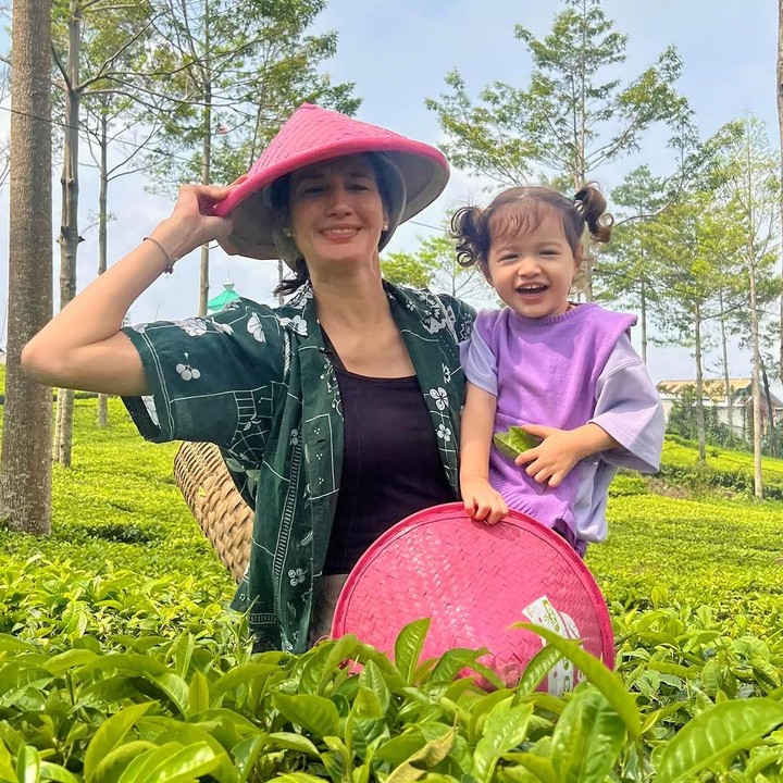 <p>Nadi Djiwa Anggara akrab disapa Djiwa merupakan putri pertama dari pasangan Nadine Chandrawinata dan Dimas Anggara. Lahir di tanggal cantik pada 22 Januari 2022, kini Djiwa sudah menginjak usia 3 tahun, Bunda. (Foto: Instagram @nadinelist)</p>