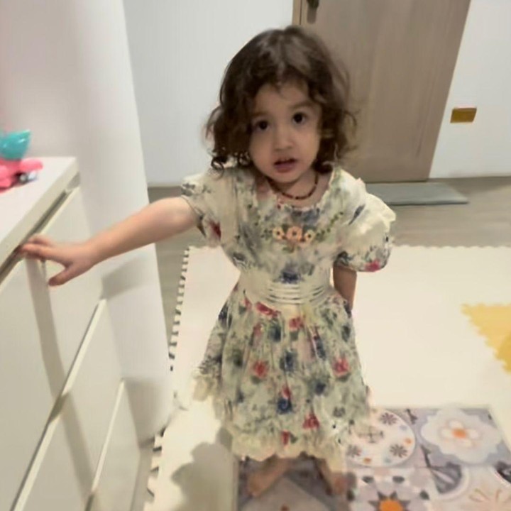 <p>Dalam unggahan di Instagram Nadine, Djiwa kerap terlihat manis mengenakan <em>dress</em> bermotif bunga. Di beberapa unggahan lainnya, Nadine juga tak jarang memilihkan <em>outfit</em> simpel untuk Djiwa, seperti <em>dress</em> yang nyaman dipakai putrinya itu. (Foto: Instagram @nadinelist)</p>