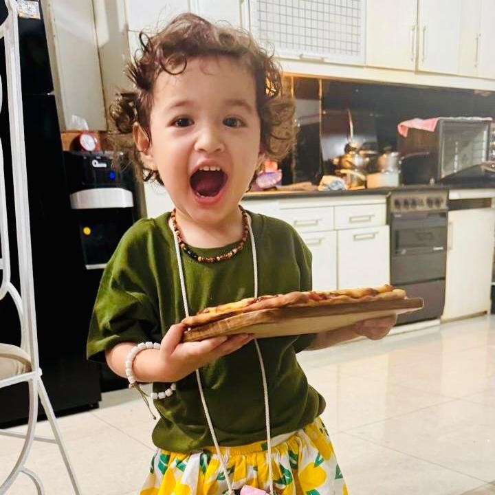 <p>Nadine yang memang cinta banget sama alam, enggak ketinggalan membuat Djiwa tampil <em>fun</em>&nbsp;dalam pakaiannya. Dalam momen ini, Djiwa tengah asik membantu pamannya, Mischa Candrawinata untuk membuat pizza. Djiwa terlihat mengenakan kaos dan celana hawai, lengkap dengan tas mungilnya. (Foto: Instagram @nadinelist)</p>
