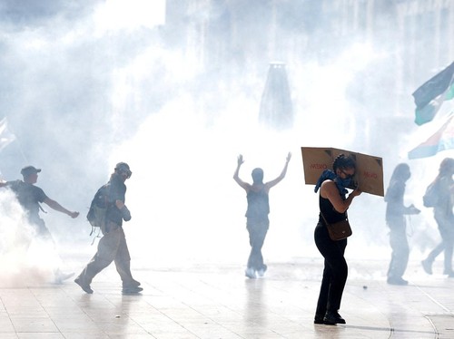 FOTO: Demo 'Blokir Semuanya' di Prancis, 197 Ribu Orang Turun ke Jalan