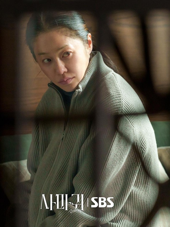 Queen Mantis adalah drama Korea dengan cerita unik tentang pembunuh berantai perempuan, penuh cliffhanger menegangkan dan kejutan emosional. Kualitas produksi yang tinggi menjanjikan adegan yang memikat penonton.