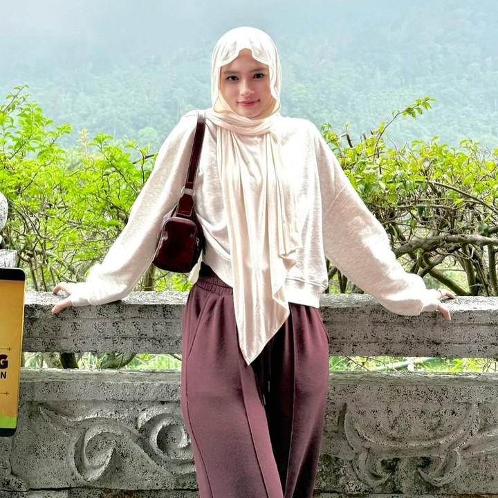 <p>Menjalani peran sebagai <em>single mom</em> dari tiga anak sekaligus Bunda bekerja mungkin tidak mudah. Namun, Inara Rusli selalu memastikan punya waktu untuk ketiga anaknya. (Foto: Instagram@mommy_starla)</p>