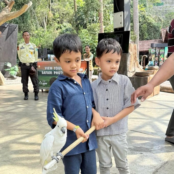 <p>Ia pun mengungkapkan kebahagiaannya bersama anak-anak. &ldquo;Mereka adalah sumber sakit kepala terbesarku dan sumber fleksibilitas terbaikku. Ibu akan membiarkan uang mengalir, agar hati kita bersatu kembali dalam keheningan, sayangku,&rdquo; tuturnya.&nbsp;(Foto: Instagram@mommy_starla)</p>