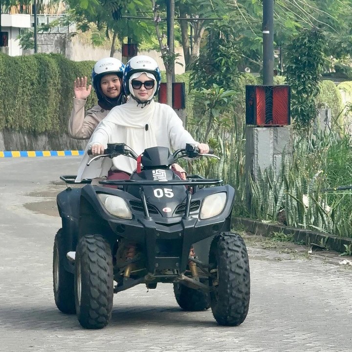 <p>Namun, kesibukannya itu tak menghalangi Inara untuk mengajak anak-anaknya liburan seperti momen yang belum lama ini dibagikan di media sosial. &ldquo;<em>Quality time</em> bersama anak-anak VIP kesayanganku,&rdquo; tulis Inara, dikutip dari laman Instagram <em>@mommy_starla,</em> Kamis (11/9/2025).&nbsp;(Foto: Instagram@mommy_starla)</p>