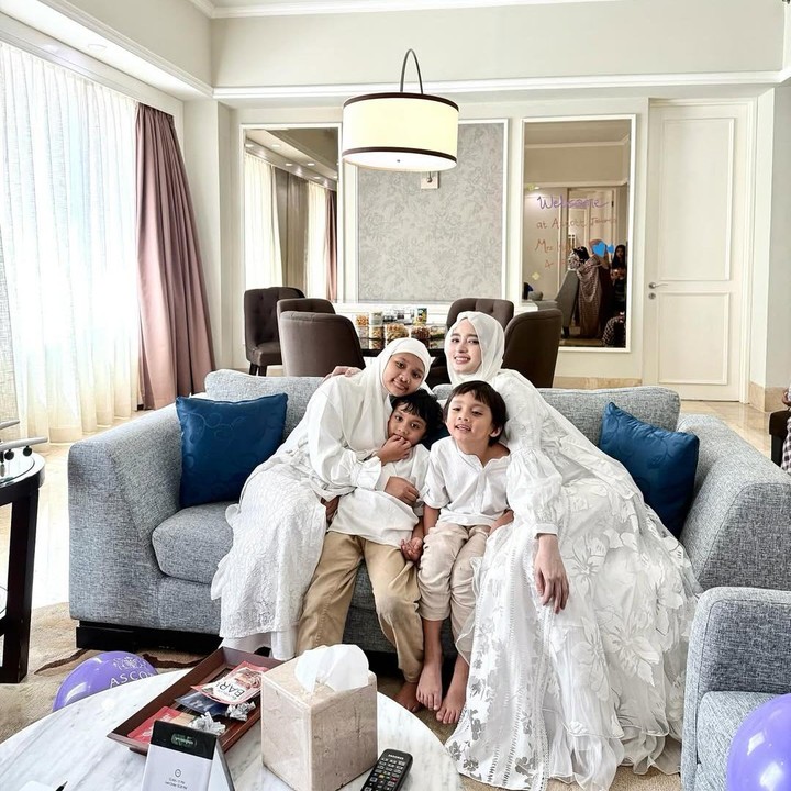 <p>Seperti diketahui, Inara telah berpisah dengan penyanyi Virgoun pada 2023 setelah 9 tahun menikah. Dari pernikahan ini, keduanya dikaruniai tiga anak. Mereka adalah Starla Rhea Idola Virgoun, Faith Lee As Syair Virgoun, dan Terang Sharique Virgoun.&nbsp;(Foto: Instagram@mommy_starla)</p>