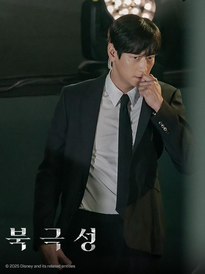 Dalam drama Tempest, Kang Dong Won menampilkan adegan aksi sebagai agen rahasia tanpa identitas kewarganegaraan yang bernama Bae San Ho./ Foto: Disney+