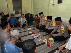 Kapolres Lamongan Sampaikan Duka Saat Takziah ke Rumah Korban Mutilasi