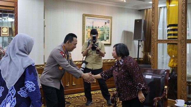 Ketua Komnas HAM Anis Hidayah menemui Kapolri Jenderal Listyo Sigit Prabowo melaporkan banyak tahanan aksi unjuk rasa yang belum mendapat bantuan hukum.
