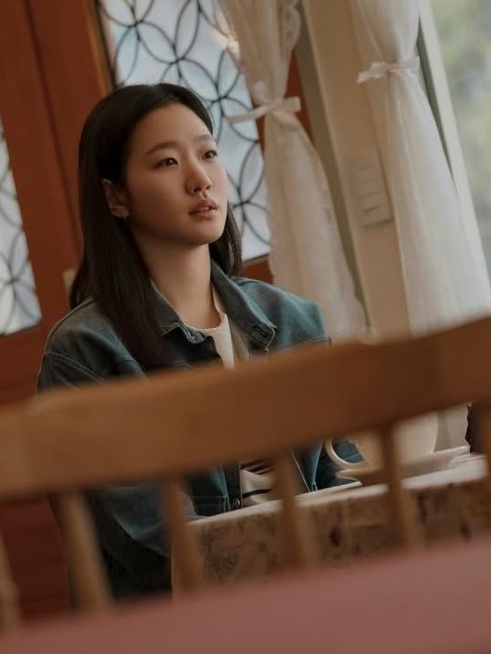 Di tahun ini, Kim Go Eun kembali dengan proyek dua drama sekaligus, salah satunya You and Everything Else. Mulai tayang pada Jumat, (12/9/2025), serial Netflix ini menyoroti dua sahabat kecil, Eun Jung (Kim Go Eun) dan Sang Yeon (Park Ji Hyun)./ Foto: instagram.com/netflixkr