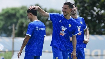 FOTO: Senyum Thom Haye dan Eliano Reijnders di Latihan Perdana