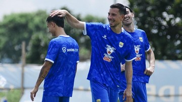 Sorotan Dunia Olahraga CNN Sport : FOTO: Senyum Thom Haye dan Eliano Reijnders di Latihan Perdana