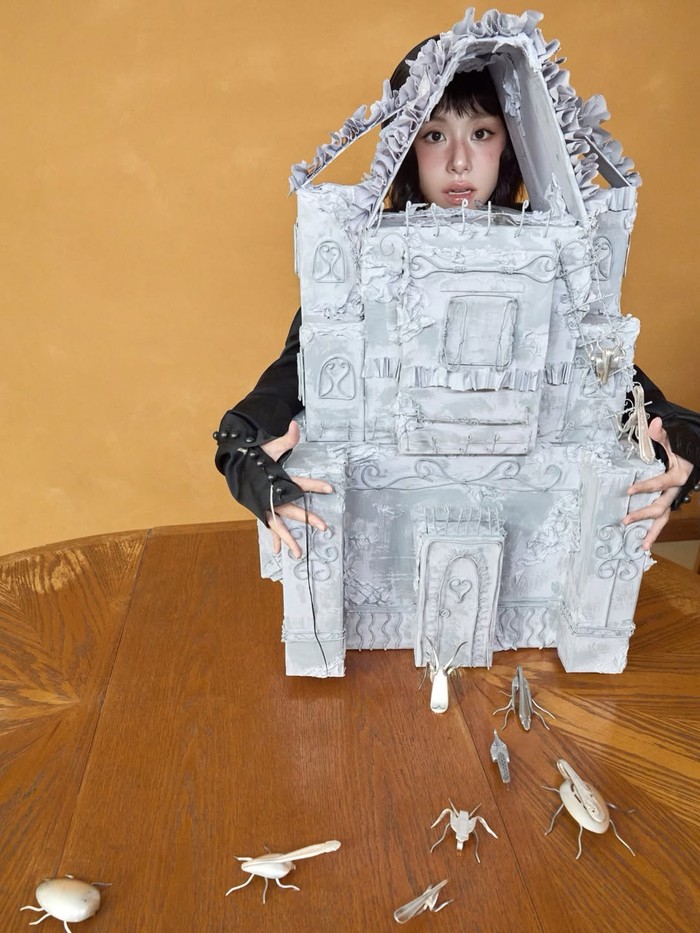 Menjadi member ke-4 TWICE yang resmi debut solo, Chaeyoung ingin menunjukkan selera dan identitas musik pribadinya yang dikemas dalam dunia fantasi dimana seluruh kemampuan imajinatifnya tercurahkan tanpa batas./ Foto: instagram.com/twicetagram