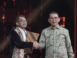 Menbud Fadli Zon Serahkan SK Penetapan Hari Komedi Nasional 27 September