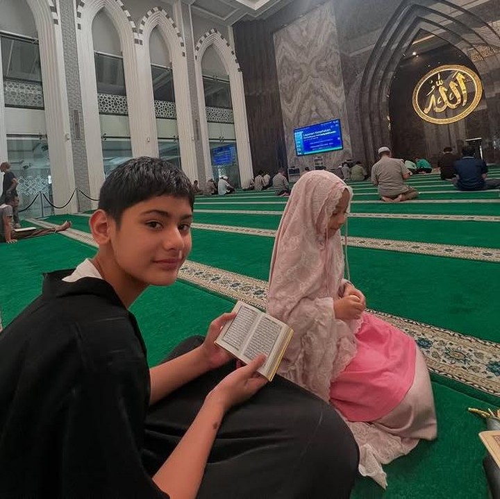 <p>Belum lama ini, <em>postingan</em> Instagram Sonny Septian sukses curi perhatian netizen. Dalam potret yang dibagikan, terlihat momen super gemas ketika King Faaz ngajak Queen Eijaz salat asar berjamaah di masjid. Aksi kakak ini bikin netizen <em>melting</em>, Bunda. (Foto: Instagram @sonnyseptian)</p>