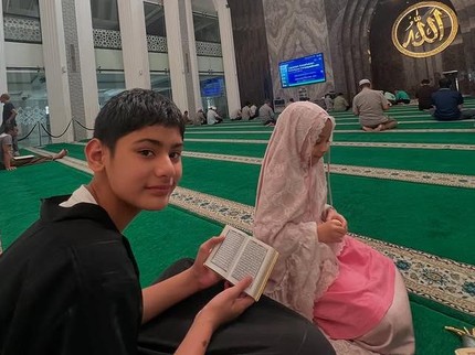 Menyentuh Hati! Momen King Faaz Ajak Sang Adik Salat Berjamaah di Masjid, Ini Potretnya