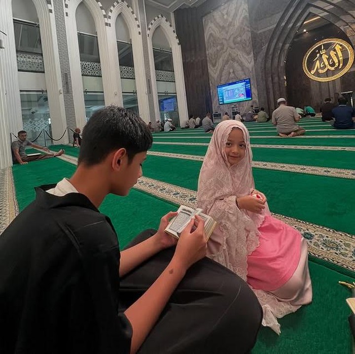 <p>King Faaz terlihat mengenakan gamis berwarna hitam, sementara adiknya, Queen Eijaz, tampil manis dalam mukena berwarna pink. Memiliki jarak usia yang tak terlalu jauh, kakak-adik ini selalu terlihat bersama. "<em>Masya Allah Tabarakallah</em>. Waktu ashar," tulis Sonny lewat unggahannya di Instagram. (Foto: Instagram @sonnyseptian)</p>