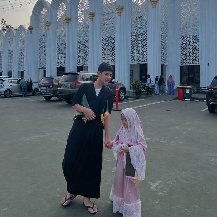 <p>Sebelumnya, King Faaz memang selalu menjadi panutan di mata warganet karena kedewasaannya sebagai seorang kakak. Hal ini pun King Faaz tunjukkan saat ia menggandeng adiknya setelah salat, Bunda. (Foto: Instagram @sonnyseptian)</p>