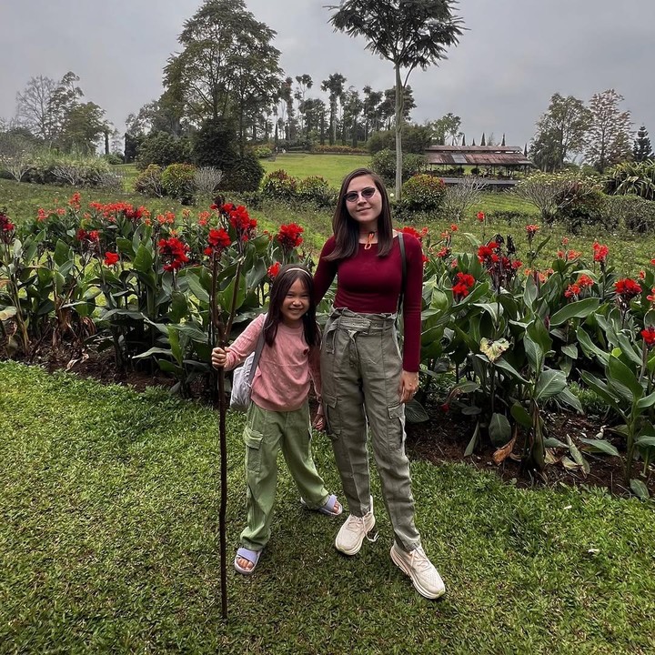 <p>Artis Olivia Jensen resmi menikah dengan Arief Purnama pada 7 Mei 2014. Dari pernikahan ini, Olivia dikaruniai seorang putri bernama Aurora Jensen Purnama, Bunda. Saat ini, Aurora sudah berusia 8 tahun. (Foto: Instagram @oliviajensen)</p>