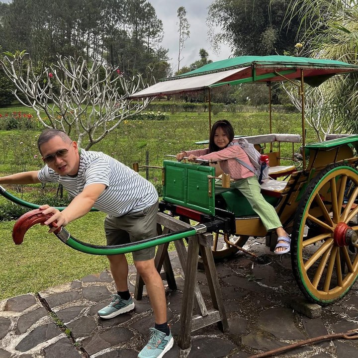 <p>Olivia Jensen juga membagikan momen spesial saat suami dan putrinya quality time di Garut. Di foto unggahannya, Aurora terlihat bahagia duduk di kereta dorong, sementara sang ayah tampak mendorong kereta tersebut. (Foto: Instagram @oliviajensen)</p>